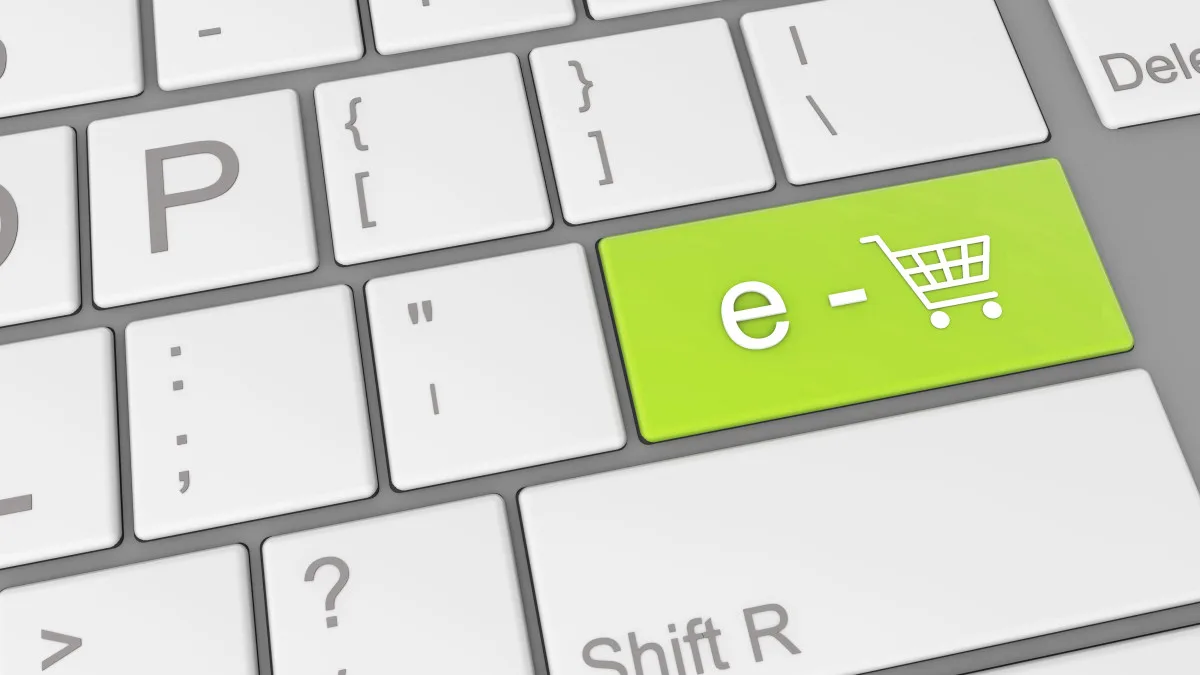 un clavier d'ordinateur avec une touche verte représentant le concept de e-commerce